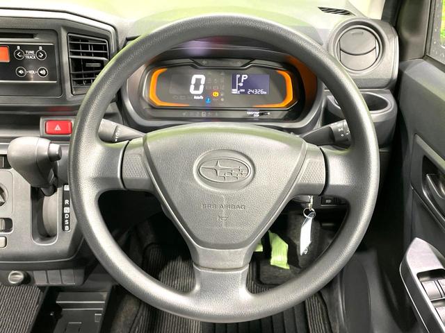 �C���e���A�ɍ��킹���f�U�C���̃X�e�A�����O�́A�^�]�������̂��Ƃ��l���A�^�]���₷���`��A�傫���ł��B�����x�A���ۂɐG���Ă��m���߂��������B