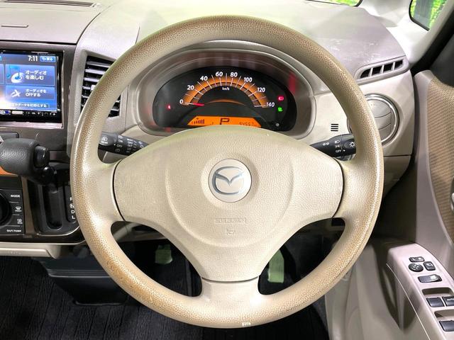 �C���e���A�ɍ��킹���f�U�C���̃X�e�A�����O�́A�^�]�������̂��Ƃ��l���A�^�]���₷���`��A�傫���ł��B�����x�A���ۂɐG���Ă��m���߂��������B