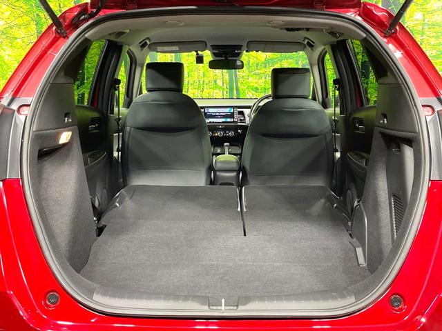 フィット ｅ：ＨＥＶ　ＲＳ　純正９型ナビ　バックカメラ　衝突軽減システム　レーダークルーズコントロール　禁煙車　ドライブレコーダー　ＥＴＣ　Ｂｌｕｅｔｏｏｔｈ再生　フルセグＴＶ　純正１６インチナビ　ＬＥＤヘッドライト（12枚目）