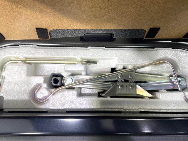 ジムニー ＸＣ　５速ＭＴ　禁煙車　セーフティサポート　クルーズコントロール　スマートキー　踏み間違い防止装置　横滑り防止機能　シートヒーター　ＬＥＤヘッド　４ＷＤ　ターボ　オートライト／エアコン　純正１５インチアルミ（32枚目）