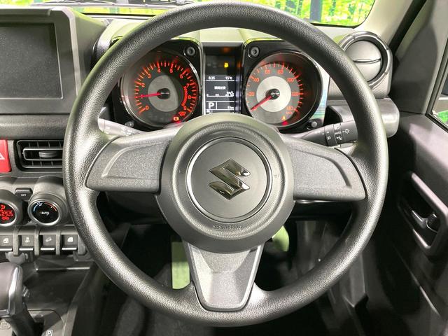 �C���e���A�ɍ��킹���f�U�C���̃X�e�A�����O�́A�^�]�������̂��Ƃ��l���A�^�]���₷���`��A�傫���ł��B�����x�A���ۂɐG���Ă��m���߂��������B