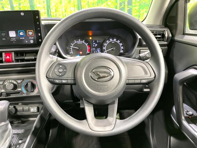 �C���e���A�ɍ��킹���f�U�C���̃X�e�A�����O�́A�^�]�������̂��Ƃ��l���A�^�]���₷���`��A�傫���ł��B�����x�A���ۂɐG���Ă��m���߂��������B