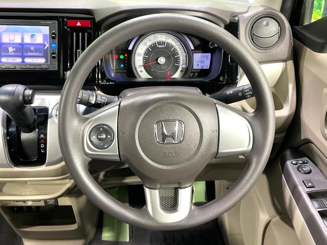 �C���e���A�ɍ��킹���f�U�C���̃X�e�A�����O�́A�^�]�������̂��Ƃ��l���A�^�]���₷���`��A�傫���ł��B�����x�A���ۂɐG���Ă��m���߂��������B