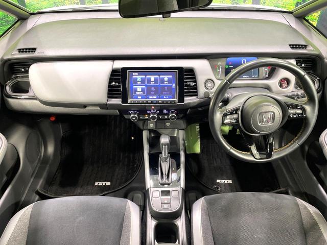 フィット ｅ：ＨＥＶ　ＲＳ　純正８型ナビ　バックカメラ　禁煙車　ホンダセンシング　アダプティブクルーズ　スマートキ―　踏み間違い防止装置　ハーフレザー　ＬＥＤヘッド　ドラレコ　フルセグ　Ｂｌｕｅｔｏｏｔ再生　ＥＴＣ（2枚目）