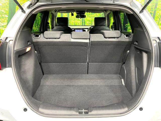 フィット ｅ：ＨＥＶ　ＲＳ　純正８型ナビ　バックカメラ　禁煙車　ホンダセンシング　アダプティブクルーズ　スマートキ―　踏み間違い防止装置　ハーフレザー　ＬＥＤヘッド　ドラレコ　フルセグ　Ｂｌｕｅｔｏｏｔ再生　ＥＴＣ（12枚目）