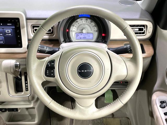 �C���e���A�ɍ��킹���f�U�C���̃X�e�A�����O�́A�^�]�������̂��Ƃ��l���A�^�]���₷���`��A�傫���ł��B�����x�A���ۂɐG���Ă��m���߂��������B