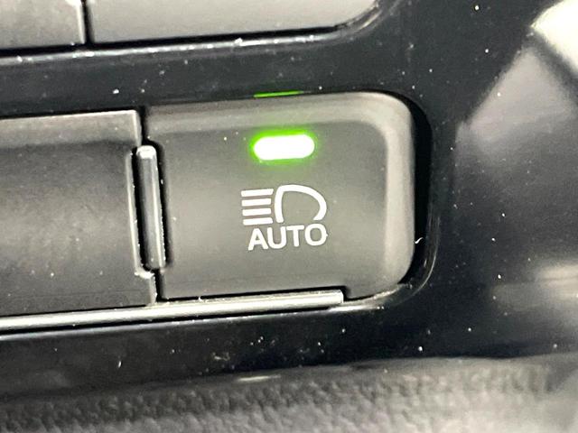 プリウス Ｓ　ＳＤナビ　バックカメラ　禁煙車　衝突軽減装置　レーダークルーズ　ＬＥＤヘッド　Ｂｌｕｅｔｏｏｔｈ再生　ＥＴＣ　スマートキー　車線逸脱警報　オートマチックハイビーム　横滑り防止装置　純正１５インチアルミ（7枚目）
