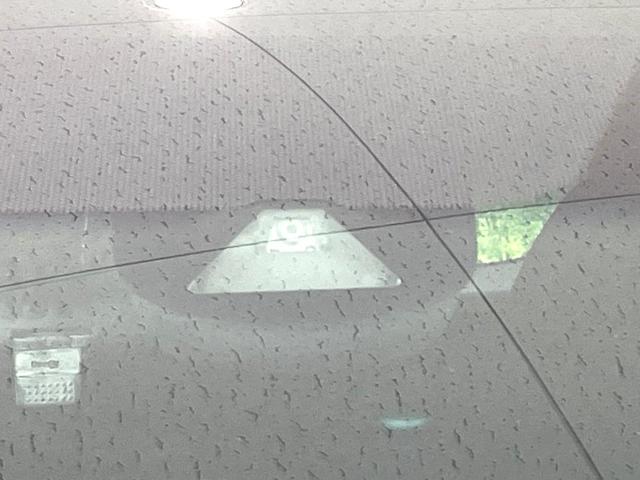 �y�z���_�Z���V���O�z���s���ɑO���̎ԗ�����F�����A�Փ˂������Ȏ��͌x��ƃu���[�L�ŏՓˉ���Ɣ�Q�y�����A�V�X�g�B�����S�Ƀh���C�u�����y���݂��������܂��B