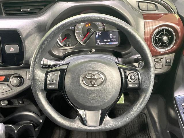 �C���e���A�ɍ��킹���f�U�C���̃X�e�A�����O�́A�^�]�������̂��Ƃ��l���A�^�]���₷���`��A�傫���ł��B�����x�A���ۂɐG���Ă��m���߂��������B