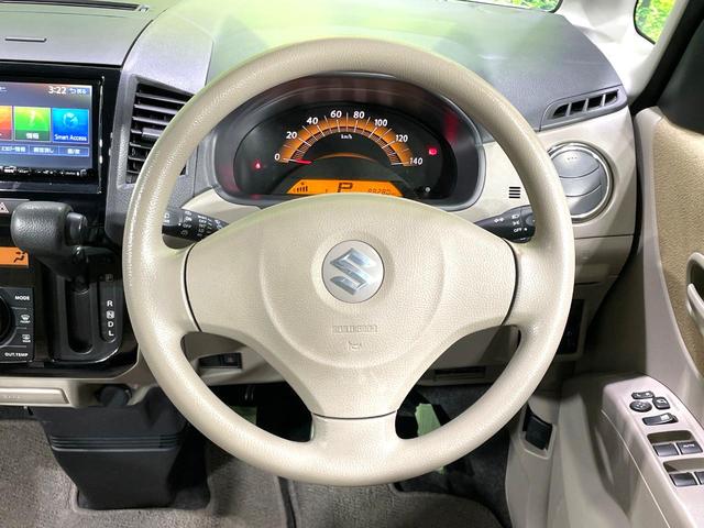 �C���e���A�ɍ��킹���f�U�C���̃X�e�A�����O�́A�^�]�������̂��Ƃ��l���A�^�]���₷���`��A�傫���ł��B�����x�A���ۂɐG���Ă��m���߂��������B