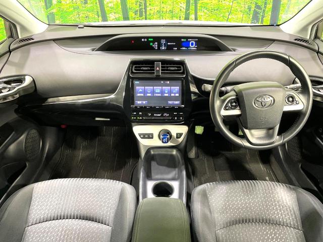 プリウス Ｓ　純正９型ナビ　バックカメラ　禁煙車　スマートキー　ＬＥＤヘッド／フォグ　ドラレコ　フルセグ　Ｂｌｕｅｔｏｏｔｈ再生　ＥＴＣ　エアロ　革巻きステアリング　オートライト／エアコン　盗難防止装置（2枚目）