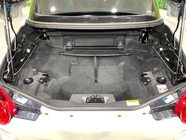 ���i�̂���������ʋ΁A���}���ɏ\���ȉ׎��X�y�[�X���m�ۂ��Ă���܂��B�Z�J���h�V�[�g��|���ƁA�傫�ȉו��̐ύڂ��\�ł���