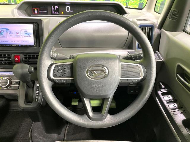 �C���e���A�ɍ��킹���f�U�C���̃X�e�A�����O�́A�^�]�������̂��Ƃ��l���A�^�]���₷���`��A�傫���ł��B�����x�A���ۂɐG���Ă��m���߂��������B