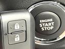 【キーレススタートシステム】カバンやポケットに入れたままでもドアの施錠・解錠が可能なスマートキーを装備。エンジンのオン・オフ時もカギを取り出す必要が無いからとっても便利です♪