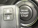 【キーレススタートシステム】カバンやポケットに入れたままでもドアの施錠・解錠が可能なスマートキーを装備。エンジンのオン・オフ時もカギを取り出す必要が無いからとっても便利です♪