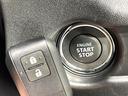 【キーレススタートシステム】カバンやポケットに入れたままでもドアの施錠・解錠が可能なスマートキーを装備。エンジンのオン・オフ時もカギを取り出す必要が無いからとっても便利です♪