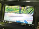 プリウス Ｓ　ＳＤナビ　バックカメラ　禁煙車　衝突軽減装置　レーダークルーズ　ＬＥＤヘッド　Ｂｌｕｅｔｏｏｔｈ再生　ＥＴＣ　スマートキー　車線逸脱警報　オートマチックハイビーム　横滑り防止装置　純正１５インチアルミ（4枚目）