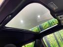 【ガラスルーフ】大型のガラスルーフ搭載で車内の解放感が一気にアップ!開放的なドライブをお楽しみいただけます。