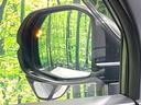 【ブラインドスポットインフォメーション】走行中、ドアミラーの死角になりやすい箇所に後続車が接近するとサイドミラー付近に警告を表示、ドライバーに注意喚起をしてくれます。