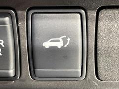 【パワーバックドア】スマートキーや運転席のボタンを押すだけでリアゲートが自動で開閉します！荷物を持っている時や、高い位置にあるバックドアを閉める際に便利な機能です♪ 7