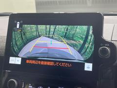 【バックカメラ】駐車時に後方がリアルタイム映像で確認できます。大型商業施設や立体駐車場での駐車時や、夜間のバック時に大活躍！運転スキルに関わらず、今や必須となった装備のひとつです！ 5