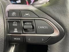 【レーダークルーズコントロール】高速道路での長距離走行が楽に！！自動で速度を保つクルーズコントロールが、衝突軽減システムと連携し、前方の車両を感知して車間を保つように速度調節してくれます！！ 5