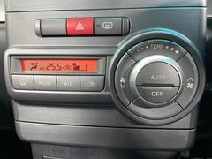 【オートエアコン】一度お好みの温度に設定すれば、車内の温度を検知し風量や温度を自動で調整。暑い…寒い…と何度もスイッチ操作をする必要はありません。快適な車内空間には必須の機能ですね♪ 4