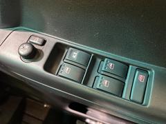 【電動格納ミラー】サイドミラーは電動格納式となっており、狭い駐車場でもキズがつくリスクを抑えられます。 7