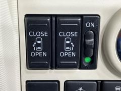 【両側パワースライドドア】スマートキーや運転席のスイッチで後席両側スライドドアの開閉が可能♪電動だから力を入れてドアを開ける必要が無く、小さなお子様でも簡単に開け閉めでき快適です♪ 5