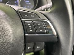 【マツダ・レーダークルーズコントロール】高速道路での長距離走行が楽に！自動で速度を保つクルーズコントロールが、衝突軽減システムと連携し、前方の車両を感知して車間を保つように速度調節してくれます！！ 6