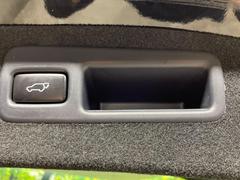 【パワーバックドア】スマートキーや運転席のボタンを押すだけでリアゲートが自動で開閉します！荷物を持っている時や、高い位置にあるバックドアを閉める際に便利な機能です♪ 7