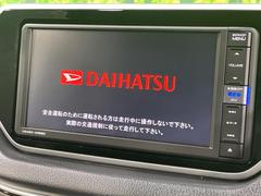 【純正ナビ】人気の純正ナビを装備しております。ナビの使いやすさはもちろん、オーディオ機能も充実！キャンプや旅行はもちろん、通勤や買い物など普段のドライブも楽しくなるはず♪ 4