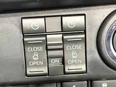 【両側パワースライドドア】スマートキーや運転席のスイッチで後席両側スライドドアの開閉が可能♪電動だから力を入れてドアを開ける必要が無く、小さなお子様でも簡単に開け閉めでき快適です♪ 5