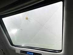【サンルーフ】開放感たっぷりの希少装備、サンルーフが装着されています！車内に明かりを取り入れたり景色を楽しむ以外にも、車内の空気も簡単に換気できて快適です！ 4