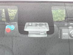 【トヨタセーフティセンス】走行中に前方の車両等を認識し、衝突しそうな時は警報とブレーキで衝突回避と被害軽減をアシスト。より安全にドライブをお楽しみいただけます。 5