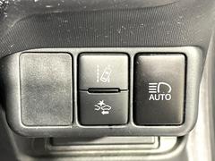 【車線逸脱警報】道路上の白（黄）線を認識し、意図せず走行中の車線からはみ出しそうになった時、メーター内の警告灯とブザーで注意喚起してくれる安心・安全機能です♪ 7