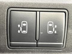 【ハンズフリー機能付き両側パワースライドドア】スライドドアの下に足先を入れてすぐ引くと、自動的にスライドドアが開閉します！荷物で両手がふさがった状態でも、ドアの開閉ができてとっても便利！ 5