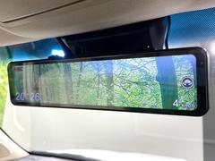 【デジタルインナーミラー】後席の大きな荷物や同乗者で後方が確認しづらい時でも安心！カメラが撮影した車両後方の映像をルームミラー内に表示。クリアな視界で状況の確認が可能です！ 6