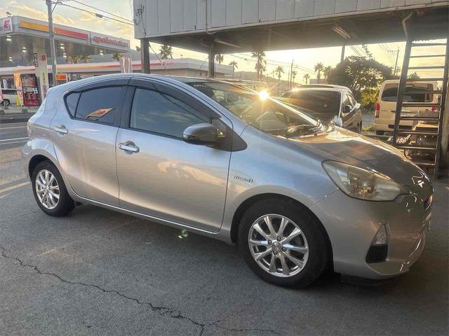 アクア Ｇ　ＥＴＣ　バックカメラ　ナビ　ＴＶ　アルミホイール　キーレスエントリー　電動格納ミラー　ＣＶＴ　衝突安全ボディ　ＡＢＳ　ＥＳＣ　ＣＤ　ＵＳＢ　エアコン　パワーステアリング　パワーウィンドウ（4枚目）