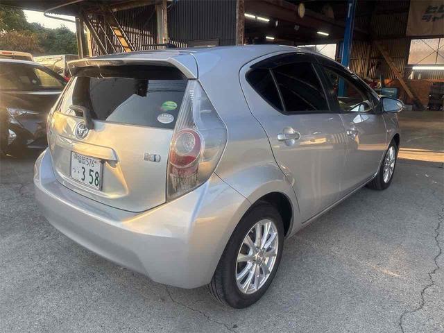 アクア Ｇ　ＥＴＣ　バックカメラ　ナビ　ＴＶ　アルミホイール　キーレスエントリー　電動格納ミラー　ＣＶＴ　衝突安全ボディ　ＡＢＳ　ＥＳＣ　ＣＤ　ＵＳＢ　エアコン　パワーステアリング　パワーウィンドウ（5枚目）