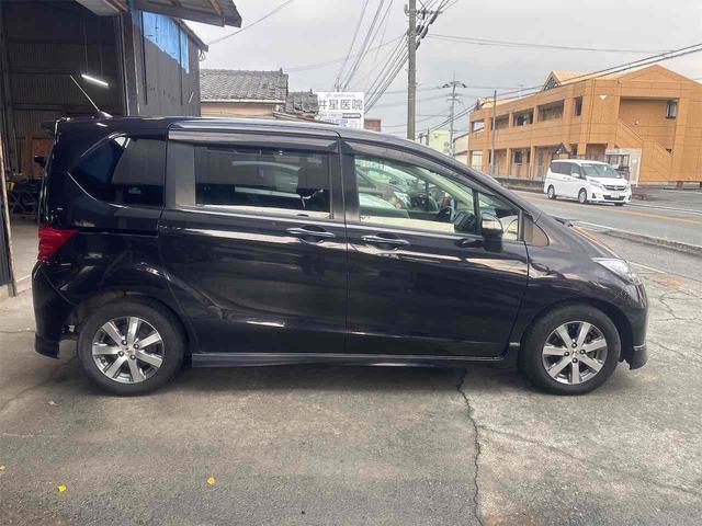 フリード Ｇ　エアロ　ジャストセレクション　ドライブレコーダー　ＥＴＣ　バックカメラ　ナビ　ＴＶ　両側スライド・片側電動　オートライト　スマートキー　電動格納ミラー　３列シート　ウォークスルー　ＣＶＴ　アルミホイール　記録簿　盗難防止システム（4枚目）