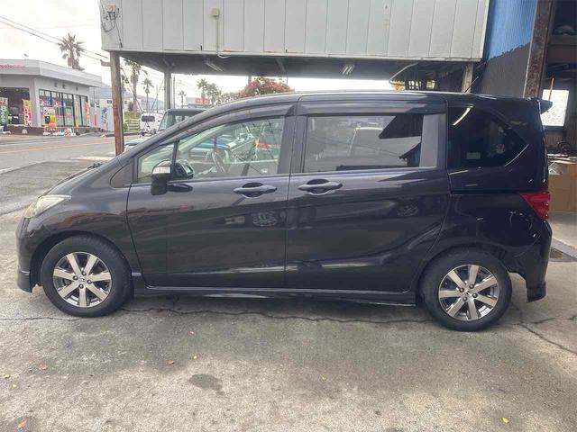 フリード Ｇ　エアロ　ジャストセレクション　ドライブレコーダー　ＥＴＣ　バックカメラ　ナビ　ＴＶ　両側スライド・片側電動　オートライト　スマートキー　電動格納ミラー　３列シート　ウォークスルー　ＣＶＴ　アルミホイール　記録簿　盗難防止システム（8枚目）