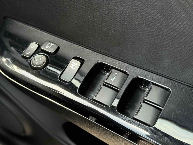 アルトワークス ベースグレード　純正レカロシート　５ＭＴ　純正１５インチＡＷ　ドアハンドルエスカッション　ＫＹＢショック　スマートキー　Ａライト　ＨＩＤ　ＵＳＢ　ＣＤ　ミュージックプレイヤー接続　ＥＳＣ　純正フロアマット　ＡＡＣ（18枚目）