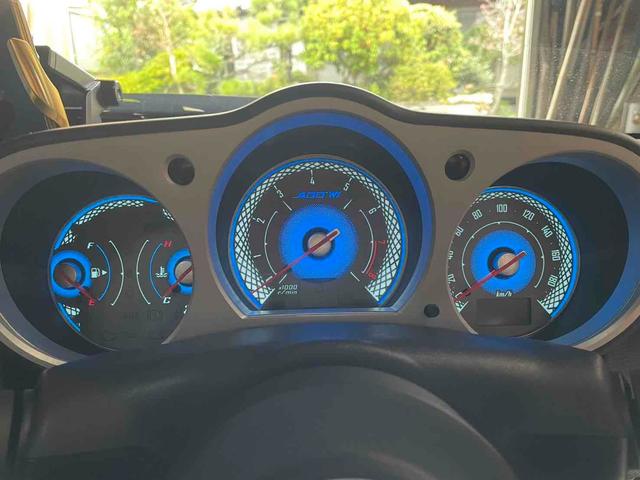 フェアレディＺ バージョンＳ　中期型　６ＭＴ　ブレンボ　タナベ車高調　イナズマＬＥＤヘッドライト　クラッチＮＩＳＭＯシングル　カロッツェリアスピーカー　ナビ　メーター海外仕様　ナルディ　中間ストレート　トラストマフラー　バイパー（3枚目）