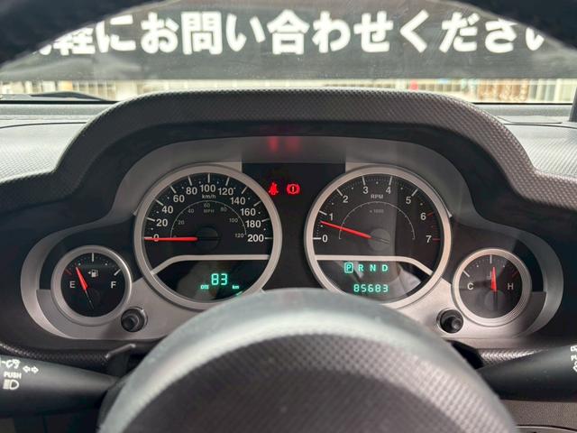 ジープ・ラングラーアンリミテッド スポーツ　Ｊｅｅｐ『ラングラーアンリミテッド　サハラ』車検令和８年７月／ＳＤナビ／Ｂｌｕｅｔｏｏｔｈ／フルセグＴＶ／サイドモニター／クルーズコントロール／１８インチアルミ／ＥＴＣ／パートタイム４ＷＤ（15枚目）