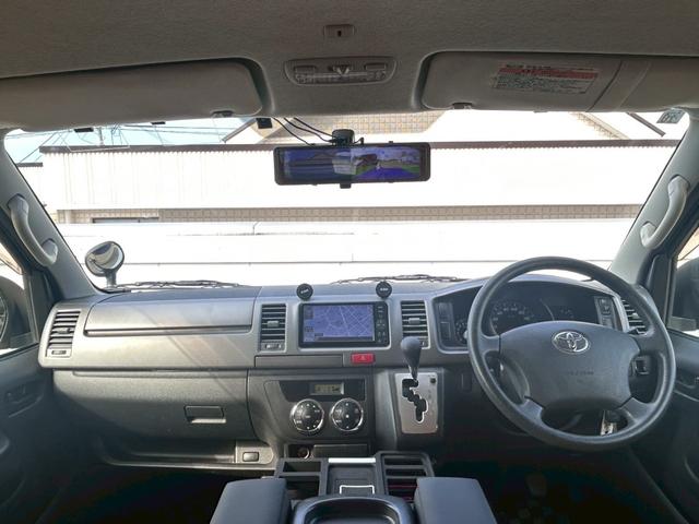 ハイエースバン ロングスーパーＧＬ　純正ナビ／Ｂｌｕｅｔｏｏｔｈ／フルセグＴＶ／バックモニター／１２．３インチフリップダウンモニター／デジタルインナーミラー／ベットキット付／１．５インチローダウン／全塗装／禁煙車／ＬＥＤヘッドライト（5枚目）