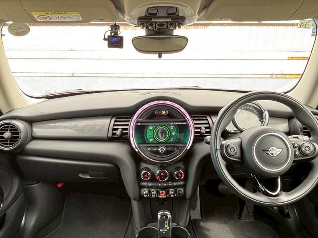 ＭＩＮＩ クーパー　ホワイト×ブルーツートン／メーカーナビ／Ｂｌｕｅｔｏｏｔｈ／バックモニター／アイドリングストップ／ＬＥＤヘッドライト／純正１５インチＡＷ（5枚目）