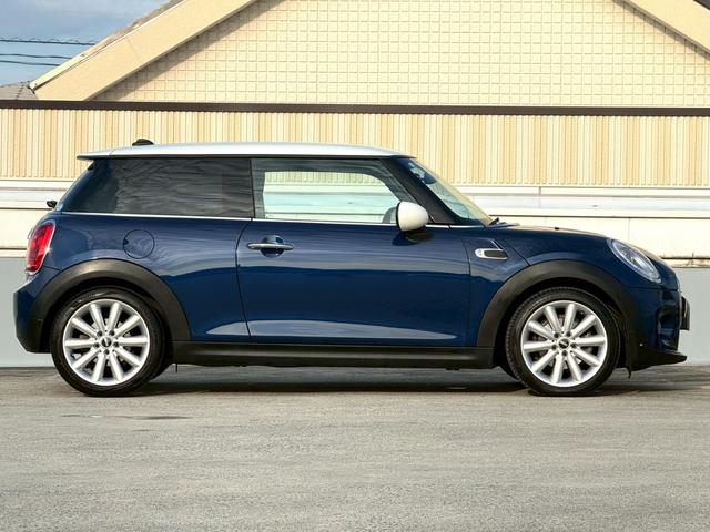 ＭＩＮＩ クーパー　６速ＡＴ／青白ツートン／メーカーナビ／Ｂｌｕｅｔｏｏｔｈ／純正１７インチＡＷ（2枚目）