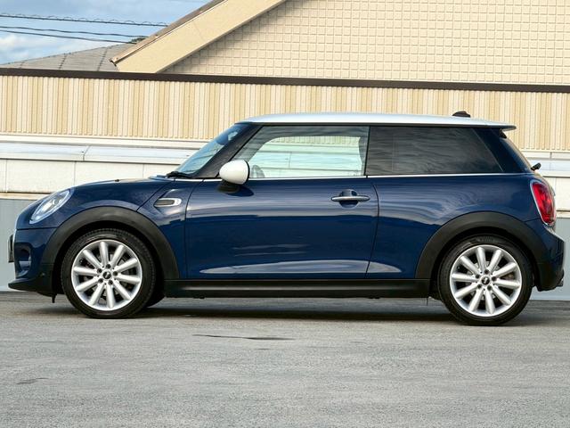 ＭＩＮＩ クーパー　６速ＡＴ／青白ツートン／メーカーナビ／Ｂｌｕｅｔｏｏｔｈ／純正１７インチＡＷ（3枚目）