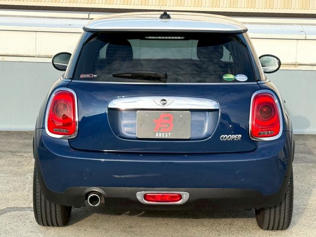 ＭＩＮＩ クーパー　６速ＡＴ／青白ツートン／メーカーナビ／Ｂｌｕｅｔｏｏｔｈ／純正１７インチＡＷ（4枚目）